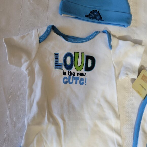 Baby 8 Up To 7 lbs. NWT Bodysuit, Dinosaur hat & Bib set. Mixed Bin Z30 - Picture 2 of 3